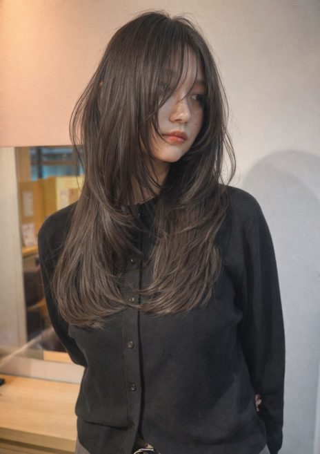 グレージュカラーのシースルーバング×レイヤーロング